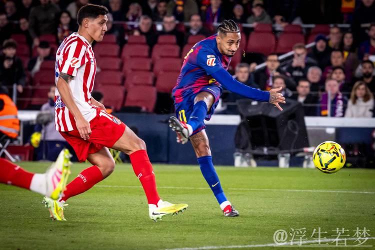 巴萨9000万球星力挽狂澜：单刀破门 亲吻队徽！全场4万人掌声致敬