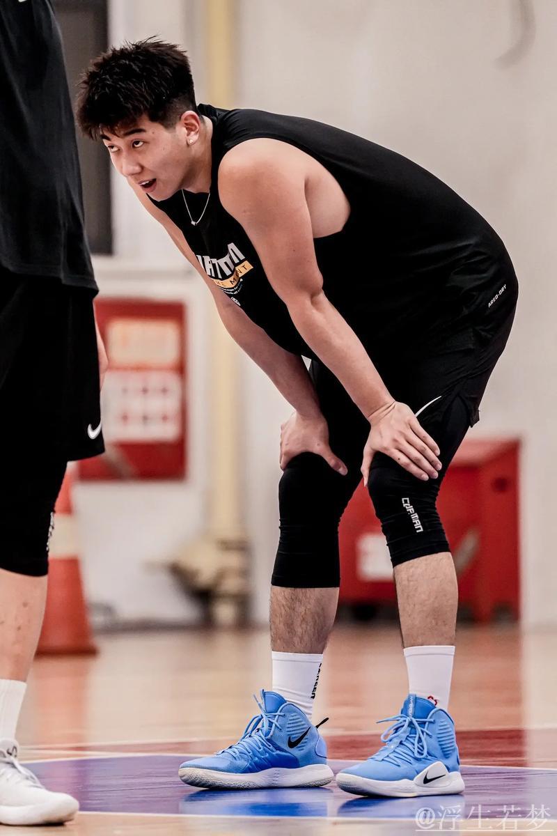 赛场瞬间:周嘉豪如何展现超三联赛的风采?” 赛场瞬间:周嘉豪如何展现超三联赛的风采?”